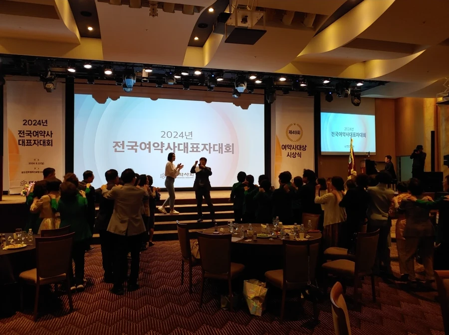연회장 무대에서 참석자들이 어우러져 축하 무대를 즐기는 모습